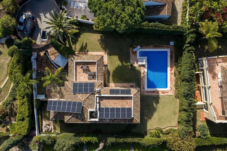 House | Resale in Los Monteros in Los Monteros, Costa del Sol - Photo 2