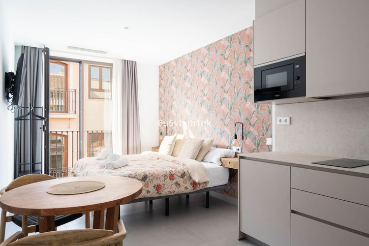 House | Resale in Málaga in Málaga, Costa del Sol - Photo 3