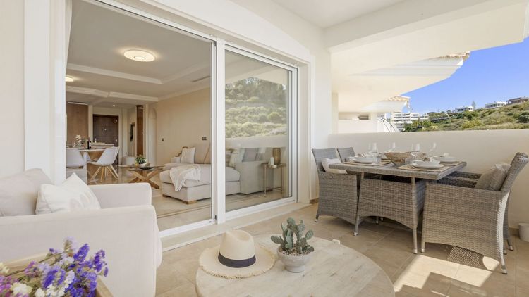 Apartment | Resale in Nueva Andalucía in Nueva Andalucía Others, Costa del Sol - Photo 2