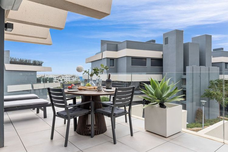 Apartment | Resale in Selwo in Selwo, Selwo - La Concha-Resina Golf, Costa del Sol - Photo 2