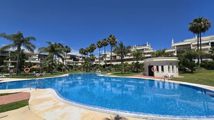 Apartment | Resale in Nueva Andalucía in Nueva Andalucía Others, Costa del Sol - Photo 2