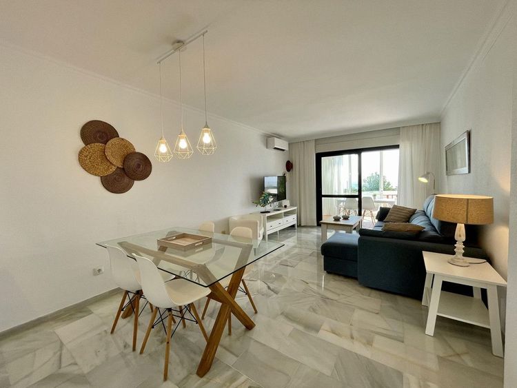 House | Resale in Calahonda in Calahonda, Costa del Sol - Photo 3