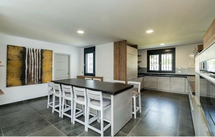 House | Resale in Nueva Andalucía in Nueva Andalucía Others, Costa del Sol - Photo 4