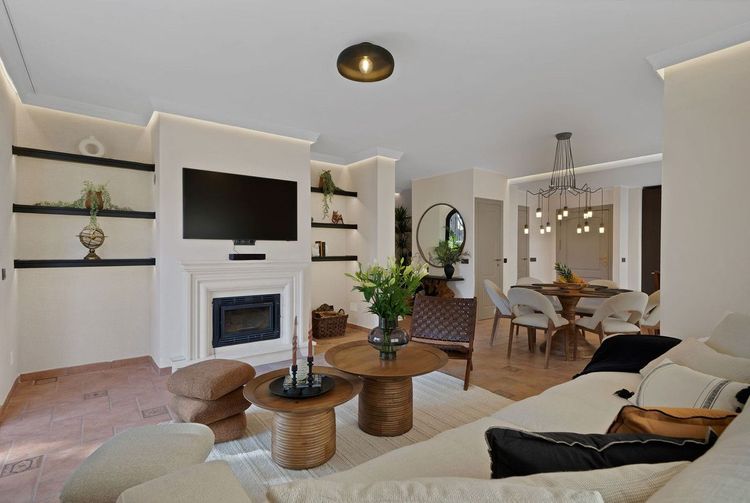 House | Resale in Calahonda in Calahonda, Costa del Sol - Photo 2