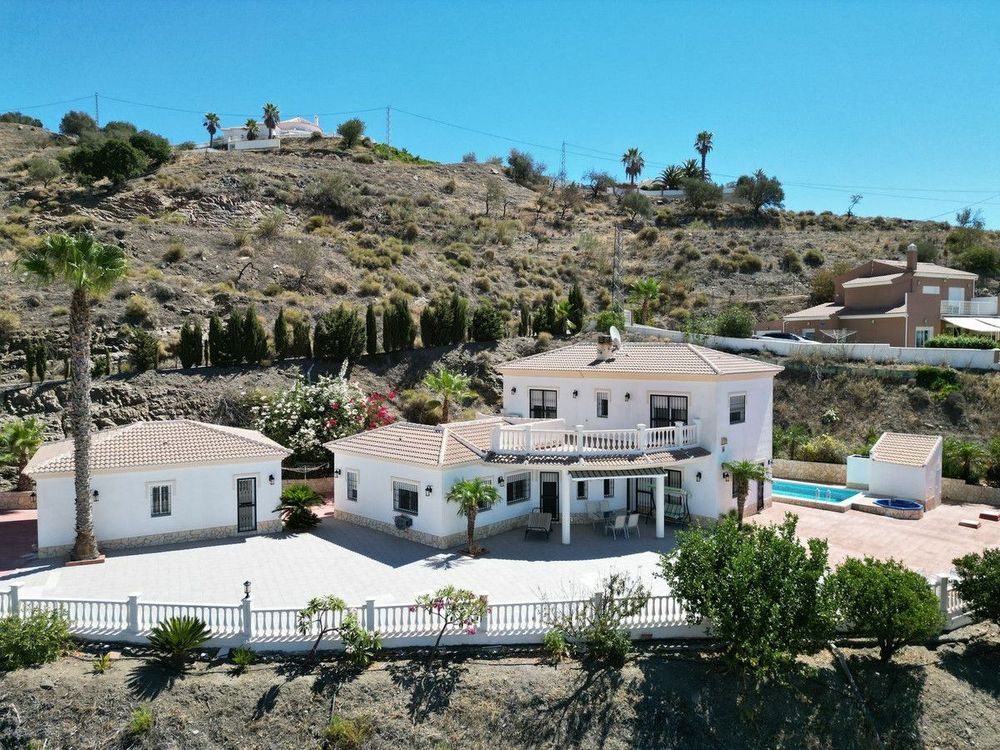 House | Resale in Arenas in Arenas, Costa del Sol - Main property photo