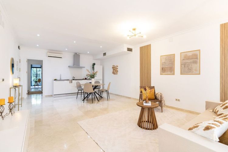Apartment | Resale in Puerto Banús in Puerto Banús, Costa del Sol - Photo 2