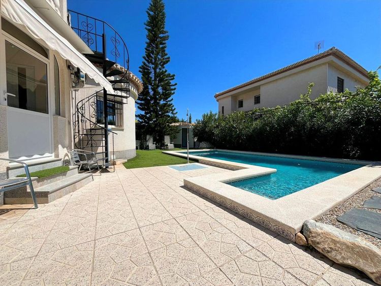 House | Resale in Playa Flamenca in Playa Flamenca, Orihuela Costa, Costa Blanca - Photo 5