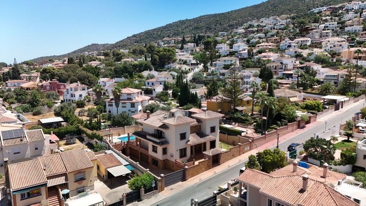House | Resale in Alhaurín de la Torre in Alhaurín de la Torre, Costa del Sol - Photo 3