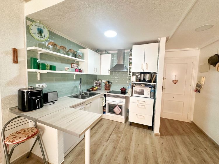 Apartment | Resale in Torrevieja in Torrevieja, Costa Blanca - Photo 4