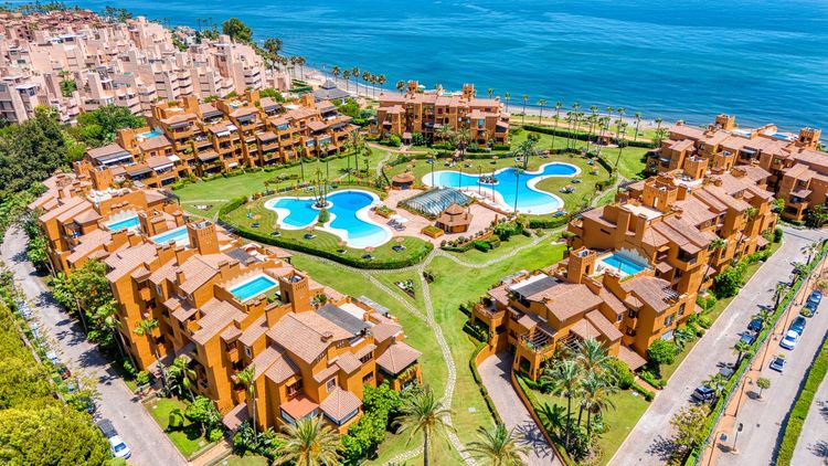 Apartment | Resale in Estepona in Estepona, Costa del Sol - Photo 2