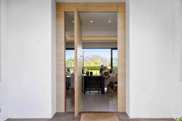 House | Resale in El Madroñal in El Madroñal, Costa del Sol - Photo 2