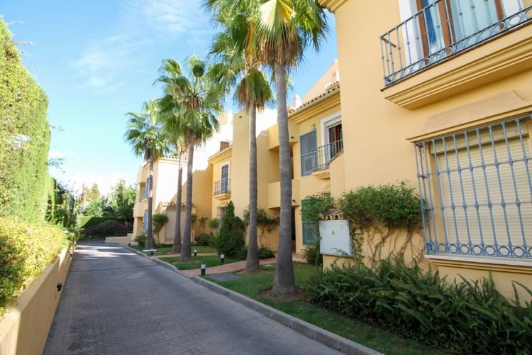 House | Resale in Cabopino in Cabopino, Costa del Sol - Photo 5