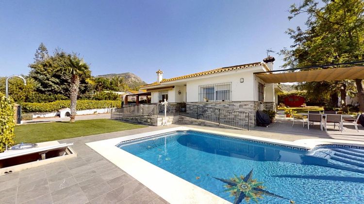 House | Resale in Alhaurín de la Torre in Alhaurín de la Torre, Costa del Sol - Photo 2