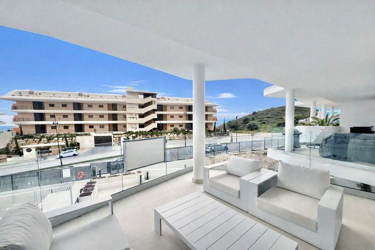 Apartment | Resale in Fuengirola in Fuengirola Others, Costa del Sol - Photo 3