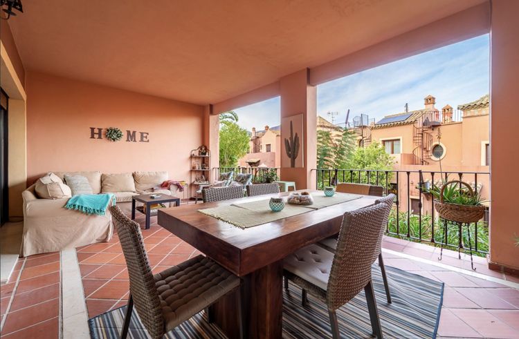 House | Resale in Estepona in Estepona, Costa del Sol - Photo 2