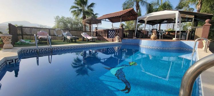 House | Resale in Pizarra in Pizarra, Costa del Sol - Photo 2