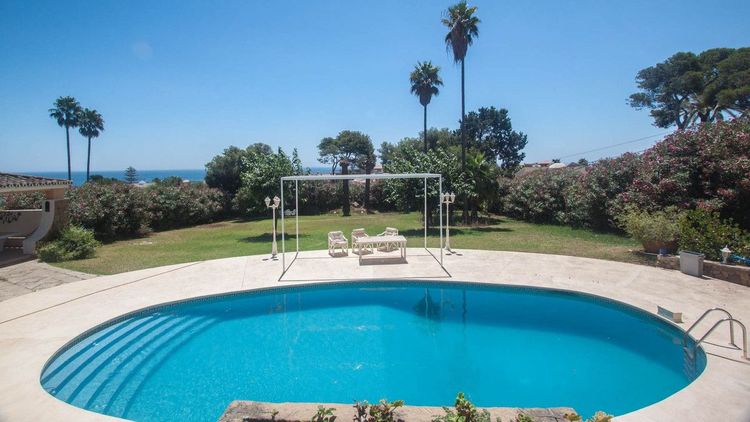 House | Resale in Estepona in Estepona, Costa del Sol - Photo 5