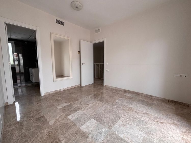 House | Resale in Nueva Andalucía in Nueva Andalucía Others, Costa del Sol - Photo 5