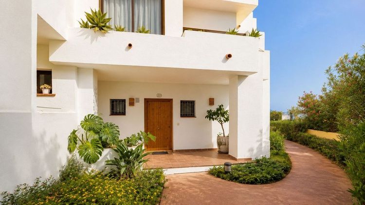 House | Resale in La Alcaidesa in La Alcaidesa, Costa del Sol - Photo 2