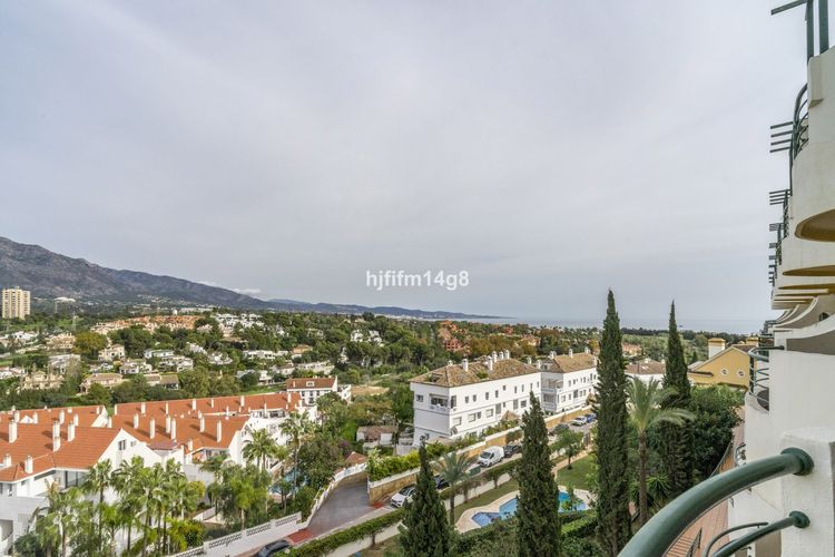 Apartment | Resale in Nueva Andalucía in Nueva Andalucía, Costa del Sol - Photo 2
