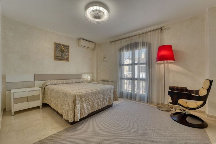 House | Resale in Guadalmina Alta in Guadalmina Alta, Costa del Sol - Photo 3