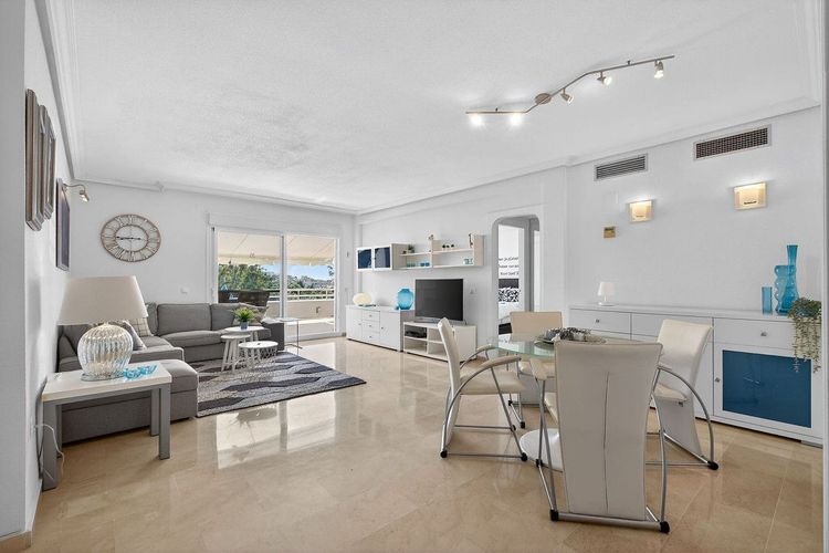 Apartment | Resale in Torrequebrada in Torrequebrada, Costa del Sol - Photo 4