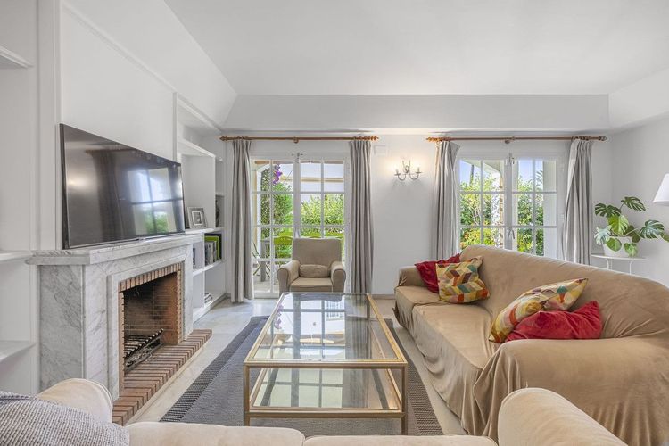 House | Resale in Estepona in Estepona, Costa del Sol - Photo 2