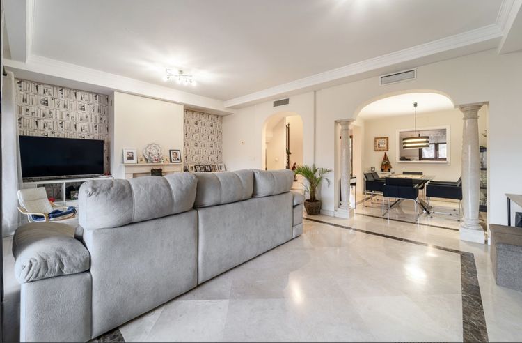 House | Resale in Estepona in Estepona, Costa del Sol - Photo 5