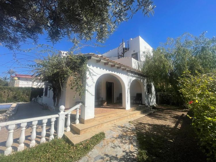 House | Resale in Cabo Roig in Cabo Roig, Costa Blanca - Photo 3