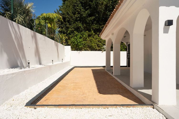 House | Resale in Estepona in Estepona, Costa del Sol - Photo 2