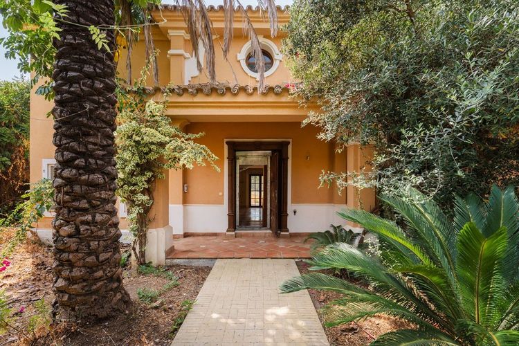 House | Resale in Estepona in Estepona, Costa del Sol - Photo 4