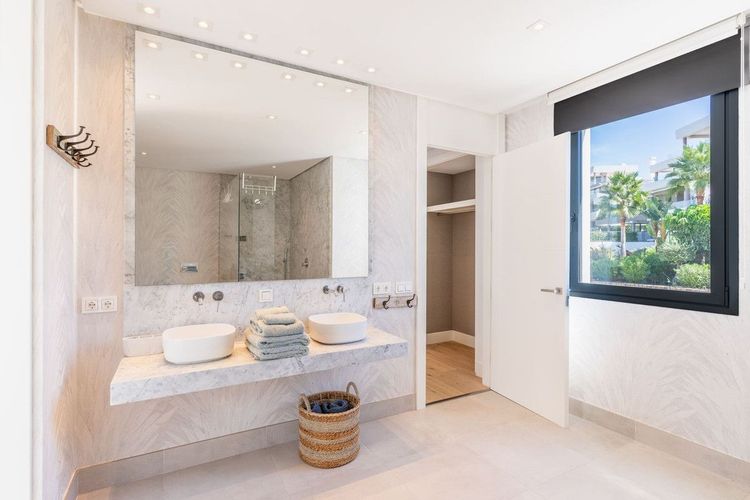 House | Resale in Cabopino in Cabopino, Costa del Sol - Photo 4