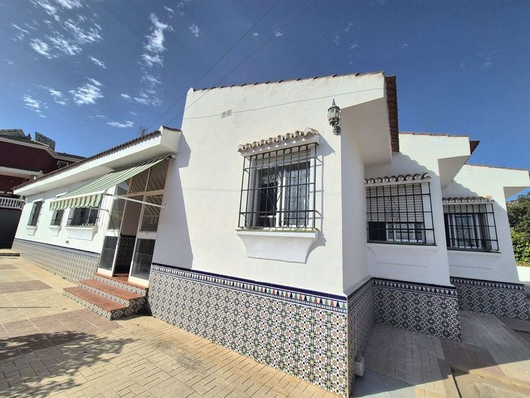 House | Resale in Alhaurín de la Torre in Alhaurín de la Torre, Costa del Sol - Photo 2