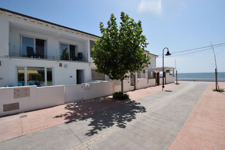 House | Resale in La Cala de Mijas in La Cala de Mijas, Costa del Sol - Photo 3