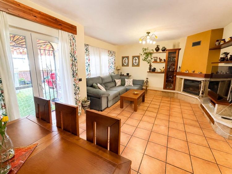 House | Resale in Alhaurín de la Torre in Alhaurín de la Torre, Costa del Sol - Photo 5