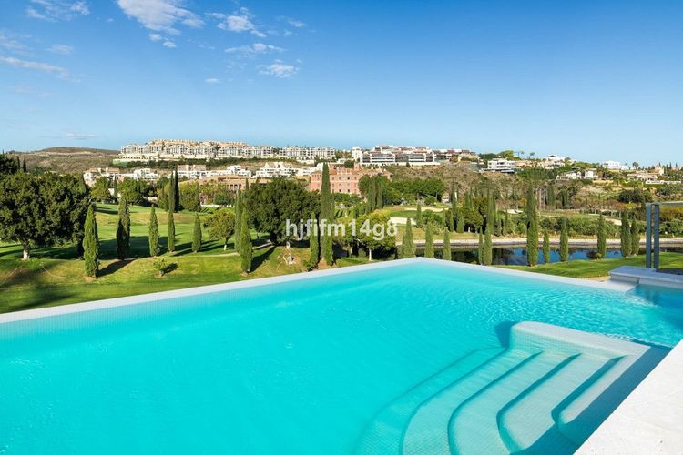 House | Resale in Los Flamingos in Los Flamingos, Costa del Sol - Photo 2