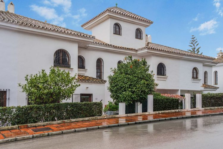 House | Resale in La Duquesa in La Duquesa, Costa del Sol - Photo 2