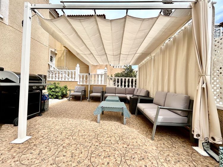 House | Resale in Villamartin in Villamartin, Costa Blanca - Photo 4