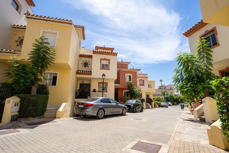 House | Resale in New Golden Mile in New Golden Mile, Costa del Sol - Photo 3