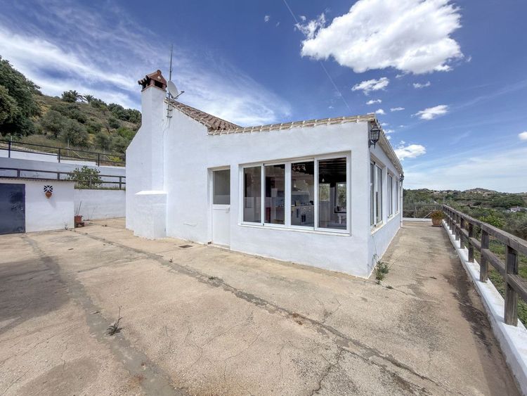 House | Resale in Monda in Monda, Costa del Sol - Photo 4