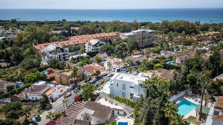 House | Resale in Marbesa in Marbesa, Costa del Sol - Photo 4