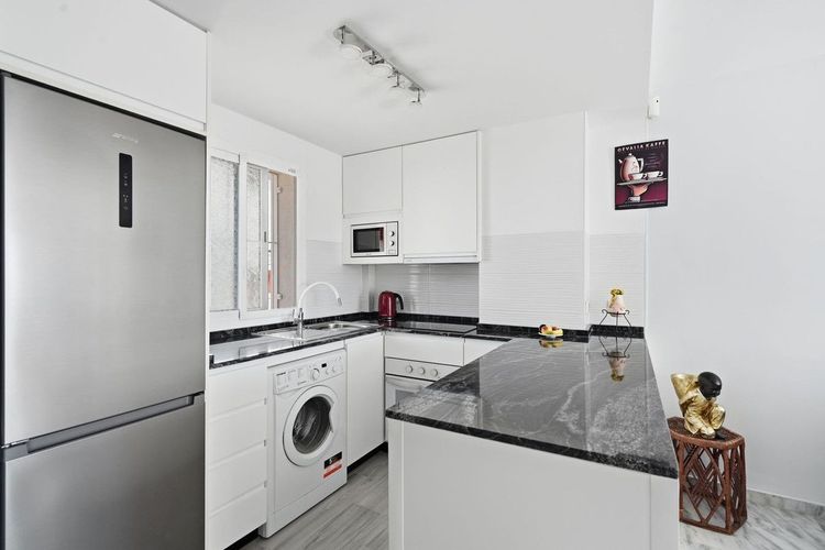 Apartment | Resale in Benalmadena in Benalmadena Others, Costa del Sol - Photo 2