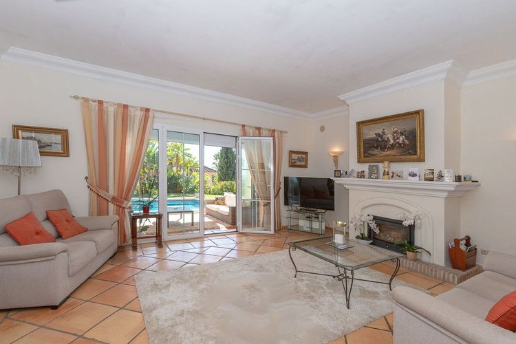 House | Resale in Elviria in Elviria, Costa del Sol - Photo 2