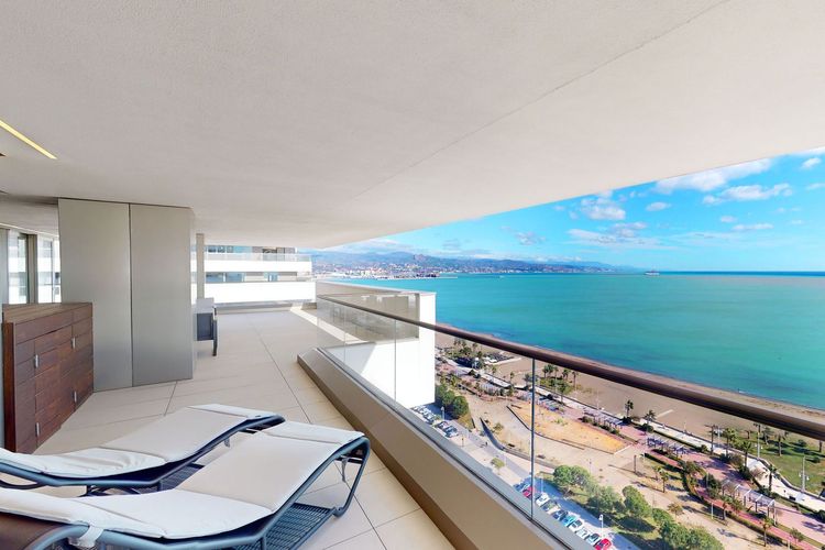 Apartment | Resale in Málaga in Málaga, Costa del Sol - Photo 2