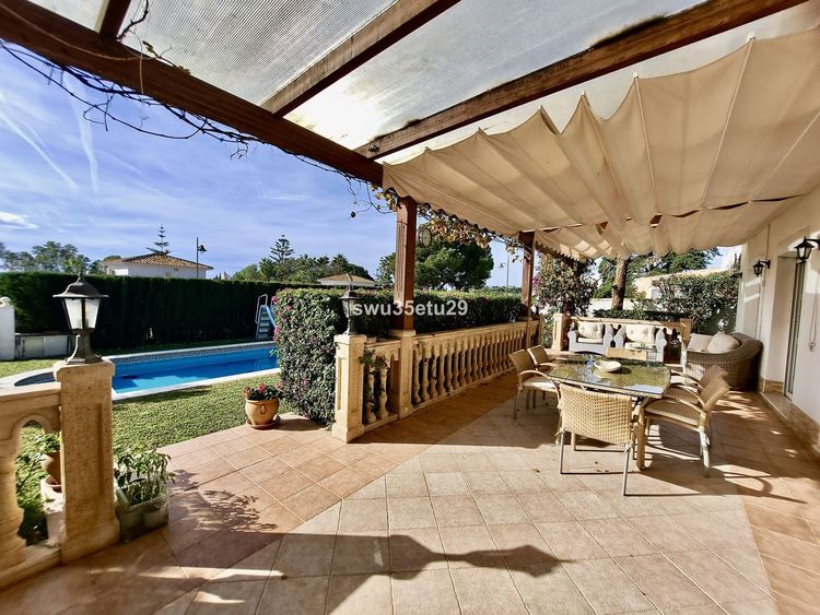 House | Resale in Calahonda in Calahonda, Costa del Sol - Photo 3