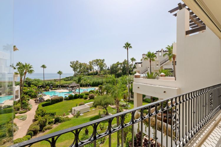 Apartment | Resale in Estepona in Estepona, Costa del Sol - Photo 3