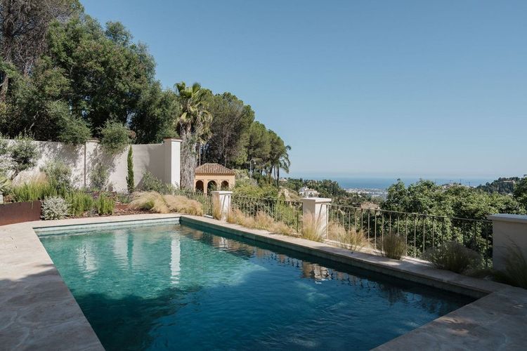 House | Resale in El Madroñal in El Madroñal, Costa del Sol - Photo 3