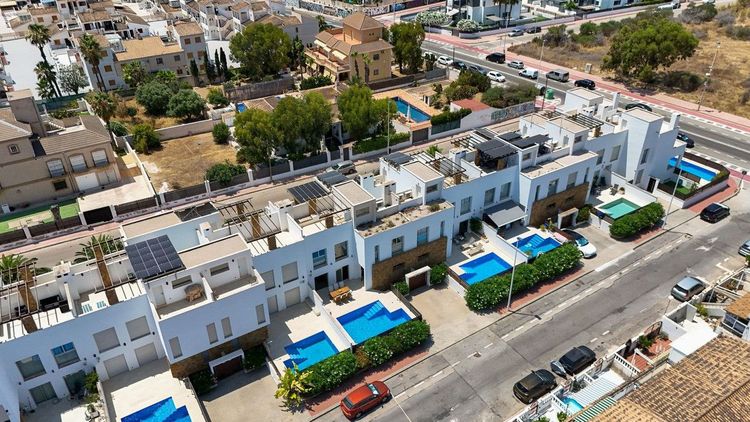House | Resale in Torrevieja in Torrevieja, Costa Blanca - Photo 3