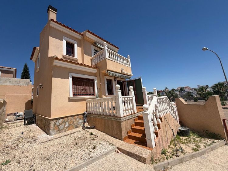 House | Resale in Villamartin in Villamartin, Orihuela Costa, Costa Blanca - Photo 2