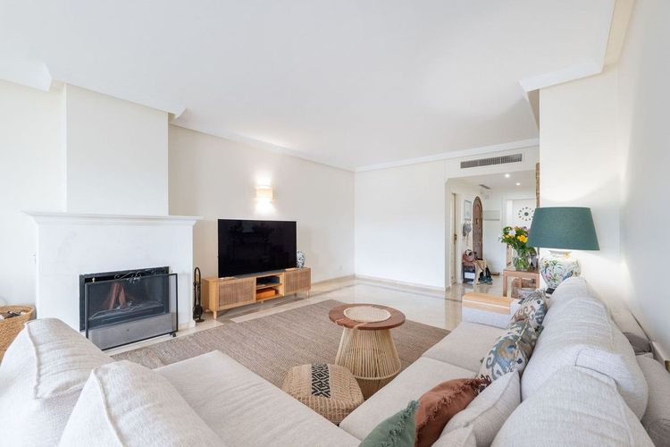 Apartment | Resale in Los Monteros in Los Monteros, Costa del Sol - Photo 2